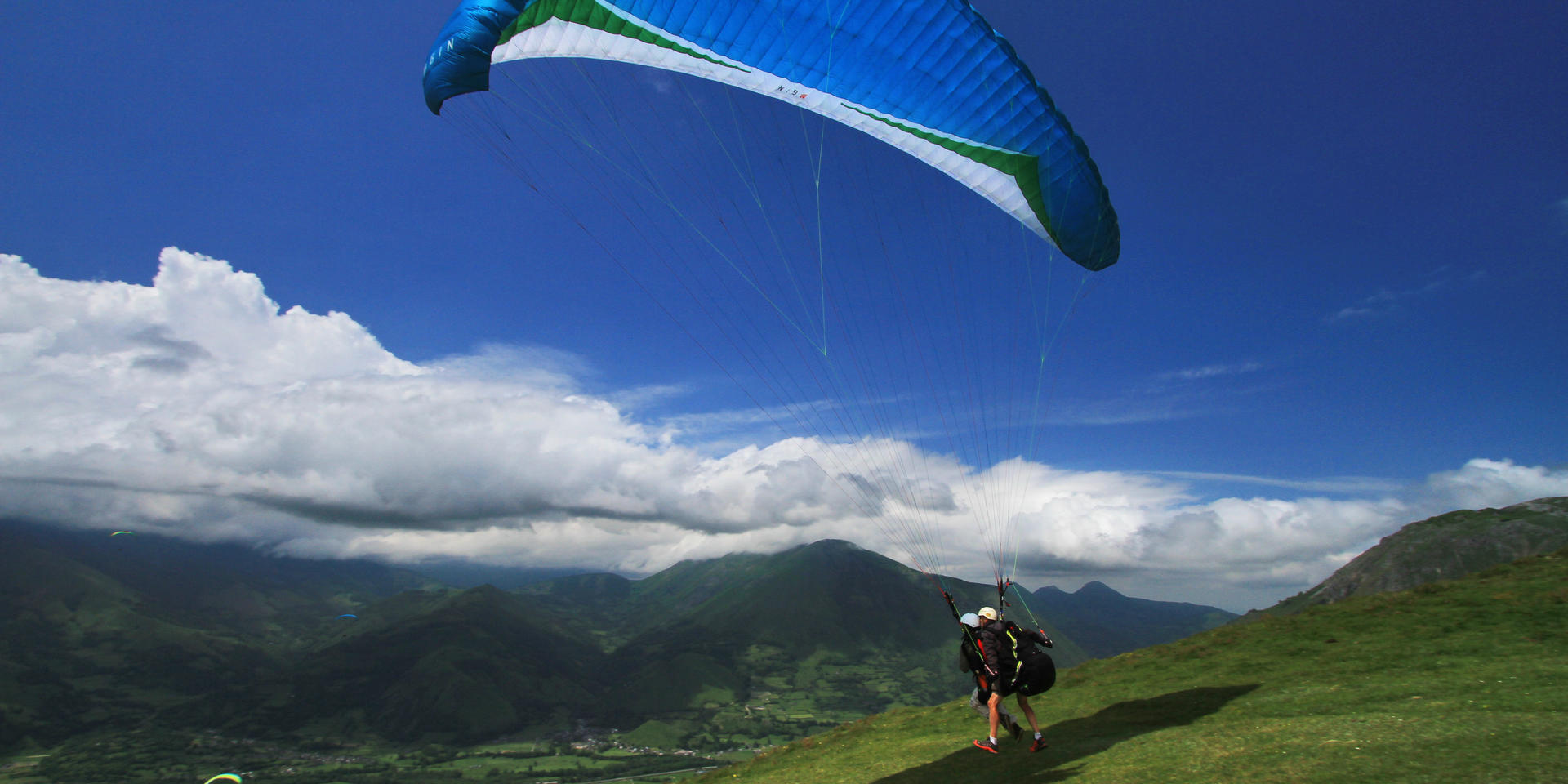 Montagnes, parapente, Pyrénées, décollage, atterrissage