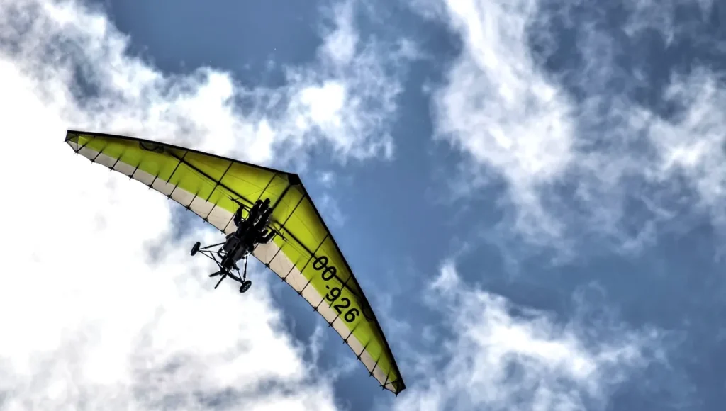 Des ailes d'avion sillonnent les nuages